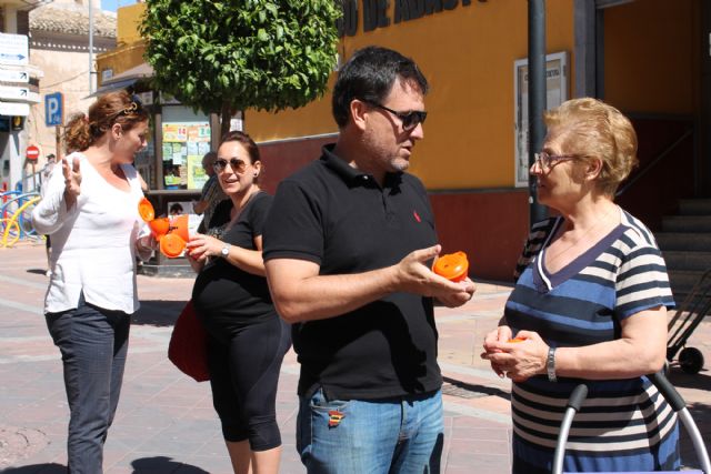 Continúan las actividades en el mes del Medio Ambiente, hoy, reparto de embudos para favorecer el reciclaje de aceite - 2, Foto 2