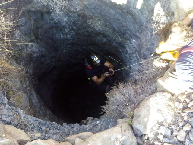 Los Bomberos rescatan a un perro de un pozo en la zona de Cala Reona - 1, Foto 1