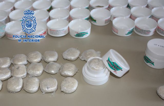 La Policía Nacional detiene a tres personas cuando iban a recoger un paquete con cocaína oculta en 51 botes de crema - 1, Foto 1