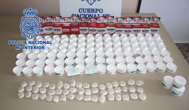La Policía Nacional detiene a tres personas cuando iban a recoger un paquete con cocaína oculta en 51 botes de crema - 2, Foto 2