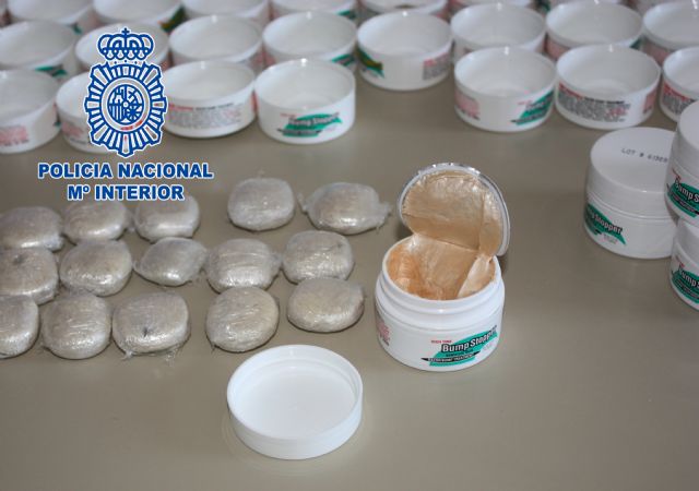 La Policía Nacional detiene a tres personas cuando iban a recoger un paquete con cocaína oculta en 51 botes de crema - 3, Foto 3