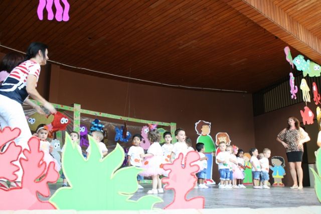 Students from the Municipal Nursery School "Clara Campoamor" held their end of year party, Foto 7