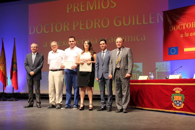 Los estudiantes Maravillas Moreno y José María Guillén, premios 'Doctor Pedro Guillén' 2015 a la Excelencia Académica - 1, Foto 1