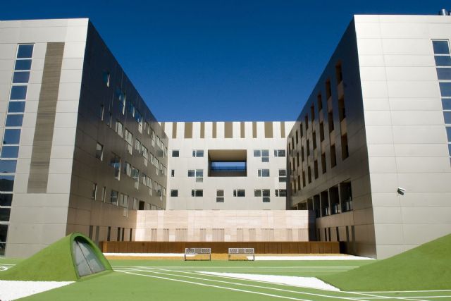 López y Calderón se interesan por el estado de los niños de Paterna atendidos por una intoxicación alimentaria leve - 1, Foto 1