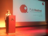 Portavoz recibe el premio al 'Mejor proyecto o accin social' del Publifestival por la Tarjeta Hermanos, de Critas
