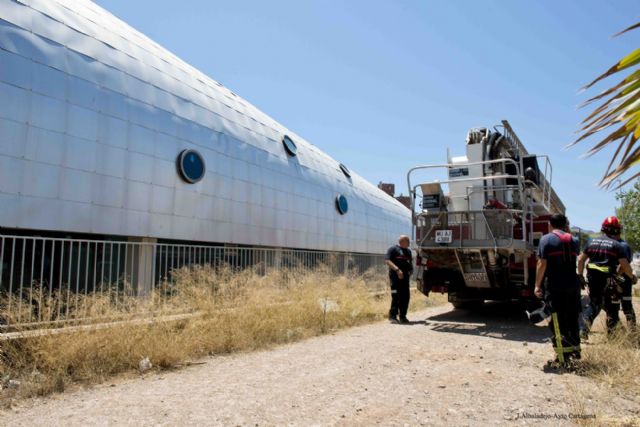 Los Bomberos retiran una chapa de la cubierta del Palacio de Deportes - 1, Foto 1