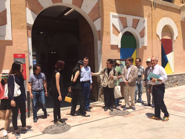 El Alcalde muestra a una delegación de arquitectos chinos el pabellón principal del Cuartel de Artillería que se transformará en museo - 1, Foto 1