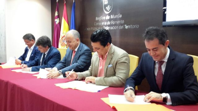 El Alcalde firma un convenio de colaboración para el desarrollo del Sistema de Información de Vivienda de la Región de Murcia - 1, Foto 1