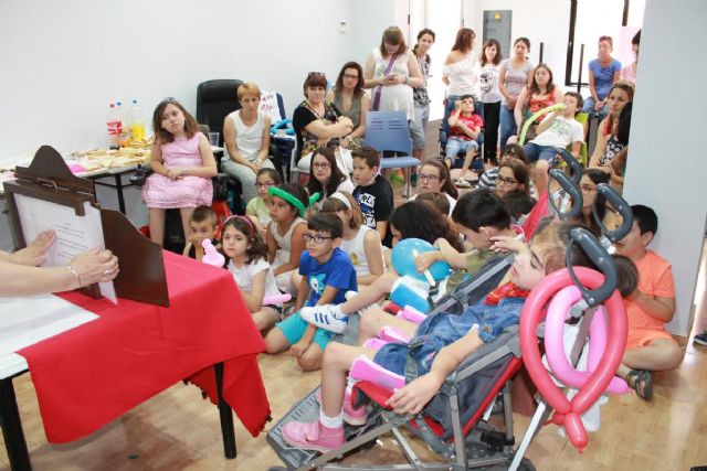 Más de 70 personas disfrutan de una mañana de convivencia para despedir el curso 2014-2015 en el Centro Multidisciplinar Celia Carrión Pérez de Tudela, Foto 5