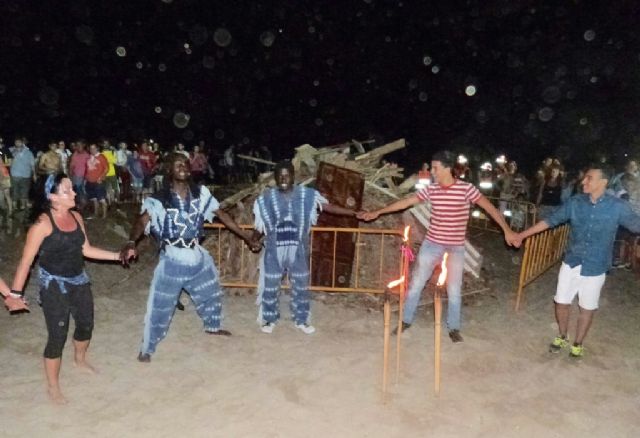 Miles de personas acudieron al reclamo de la Noche de Juan en San Javier, Santiago de la Ribera y La Manga - 2, Foto 2