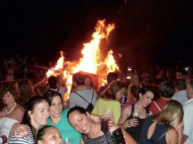 Miles de personas acudieron al reclamo de la Noche de Juan en San Javier, Santiago de la Ribera y La Manga - 3, Foto 3