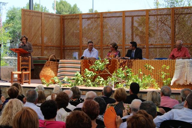 La ex eurodiputada Cristina Gutiérrez-Cortines, presentó el número 34 de la revista Cangilón, de la Asociación de Amigos del Museo de la Huerta de Alcantarilla - 2, Foto 2