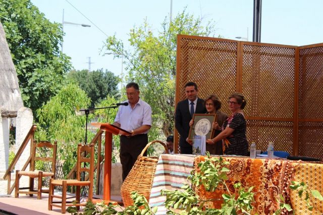 La ex eurodiputada Cristina Gutiérrez-Cortines, presentó el número 34 de la revista Cangilón, de la Asociación de Amigos del Museo de la Huerta de Alcantarilla - 3, Foto 3