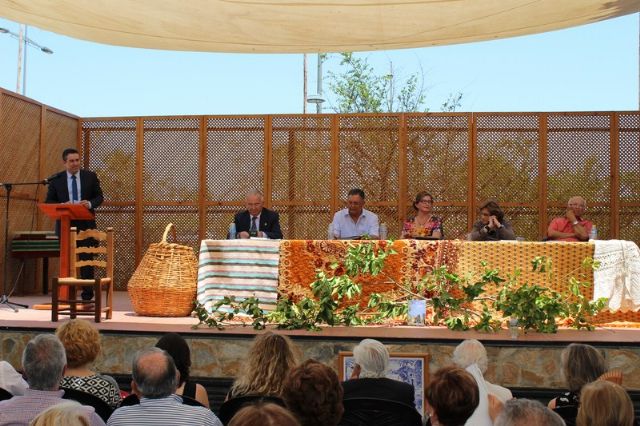 La ex eurodiputada Cristina Gutiérrez-Cortines, presentó el número 34 de la revista Cangilón, de la Asociación de Amigos del Museo de la Huerta de Alcantarilla - 5, Foto 5