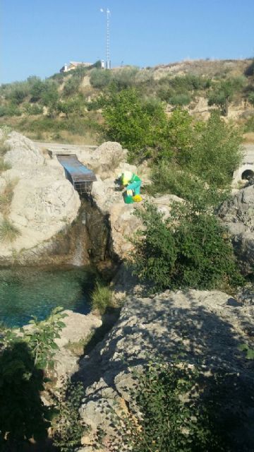 Los Servicios Públicos del Ayuntamiento de Bullas limpian las pintadas en el Pasico Ucenda - 2, Foto 2