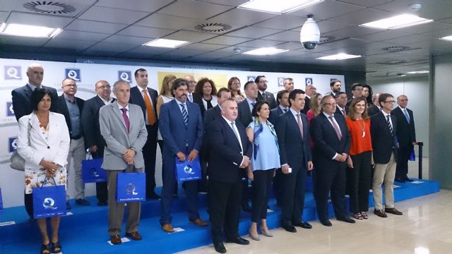 La Región recibe las 37 banderas ´Q´ que certifican la calidad turística de sus playas - 1, Foto 1