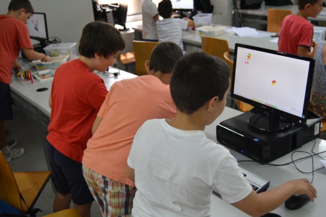 Hijos del personal de la UPCT se inician en la ingeniería con una taller de robótica de Lego - 1, Foto 1