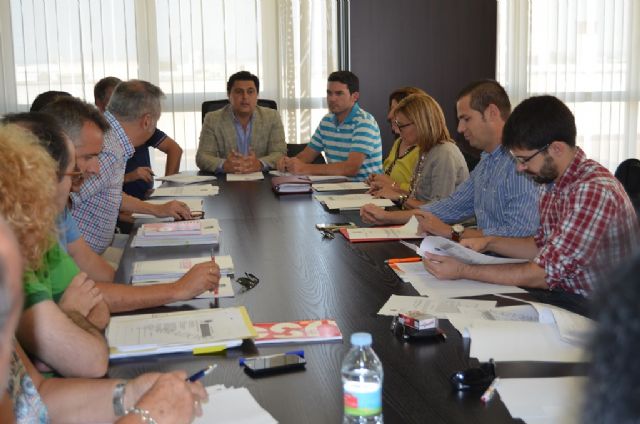 El alcalde se compromete a reactivar derechos de los empleados municipales en la primera reunión de la Mesa General de Negociación - 1, Foto 1