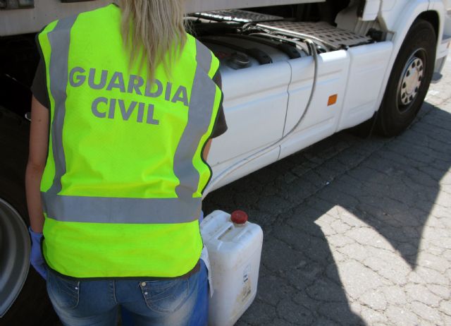 La Guardia Civil desmantela un grupo delictivo que sustraía gasoil a camiones en Totana y lo comercializaba de forma ilícita, Foto 2