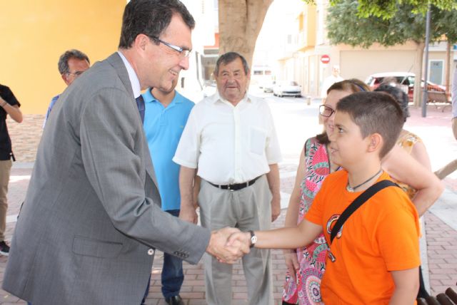 Los vecinos de Santiago y Zaraíche comentan al Alcalde sus inquietudes en una animada charla al aire libre - 1, Foto 1