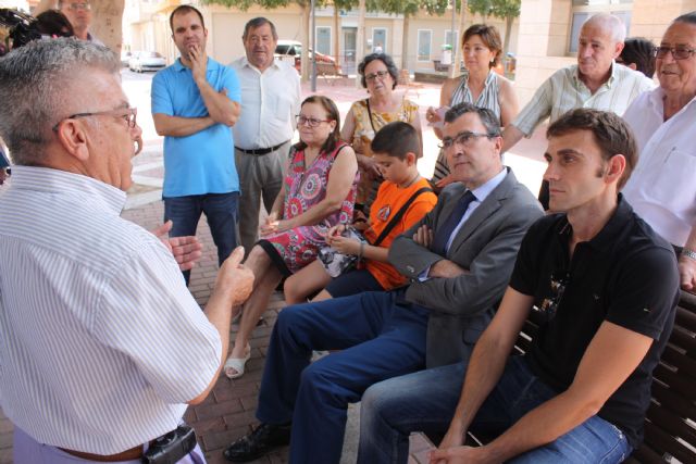 Los vecinos de Santiago y Zaraíche comentan al Alcalde sus inquietudes en una animada charla al aire libre - 2, Foto 2