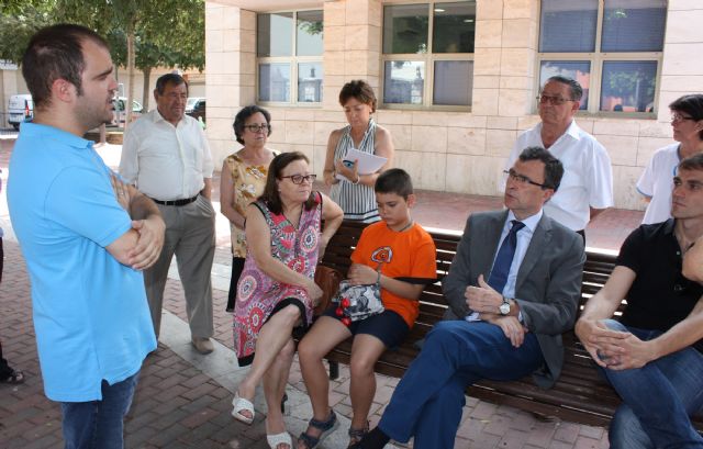 Los vecinos de Santiago y Zaraíche comentan al Alcalde sus inquietudes en una animada charla al aire libre - 3, Foto 3