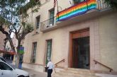 La bandera del arcoris, emblema del colectivo LGTB, ondea por vez primera en el balcn del Ayuntamiento de Totana