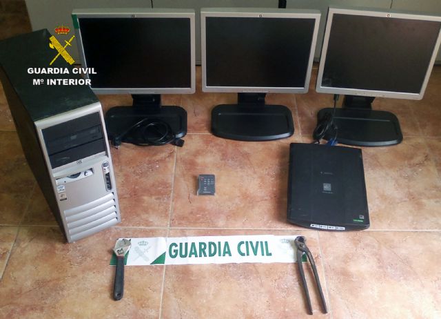 La Guardia Civil detiene a tres personas por robos en comercios y en un Instituto de Educación Secundaria - 1, Foto 1