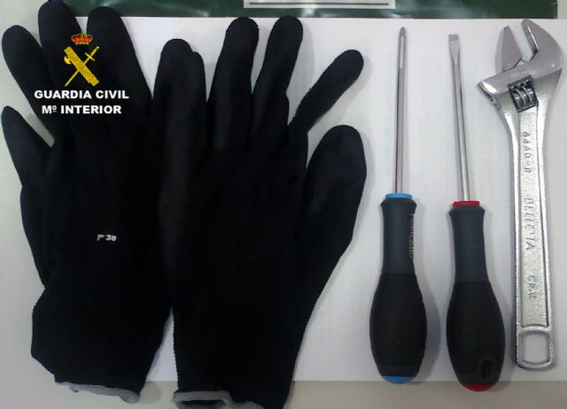 La Guardia Civil detiene a tres personas por robos en comercios y en un Instituto de Educación Secundaria - 2, Foto 2