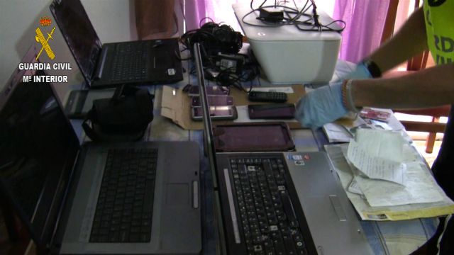 La Guardia Civil detiene a los integrantes una organización  dedicada a estafar a través de internet mediante phishing - 4, Foto 4