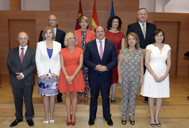 El jefe del Ejecutivo regional, Pedro Antonio Sánchez, junto a los miembros del Consejo de Gobierno de la Región de Murcia, tras el acto de toma de posesión., Foto 2
