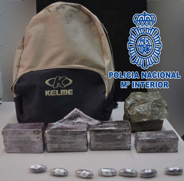 La Policía Nacional detiene a una persona por tráfico de drogas en una calle de la localidad de Alcantarilla - 1, Foto 1