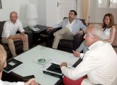 El alcalde toma nota de las propuestas de los empresarios y vecinos de La Manga