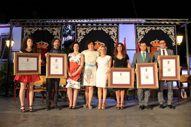 El Ayuntamiento de Puerto Lumbreras otorgó distinciones y reconocimientos a personas e instituciones coincidiendo con el Día de la Independencia - 2, Foto 2