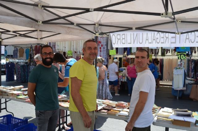 La  biblioteca municipal ofrece libros gratis en el mercado semanal de Santiago de la Ribera con su Mercado del Libro - 1, Foto 1