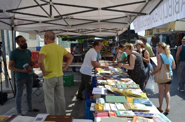 La  biblioteca municipal ofrece libros gratis en el mercado semanal de Santiago de la Ribera con su Mercado del Libro - 2, Foto 2