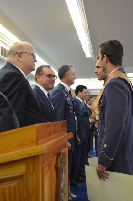 La primera promoción de alumnos de la AGA graduados en Ingeniería de Organización Industrial recoge sus becas - 1, Foto 1