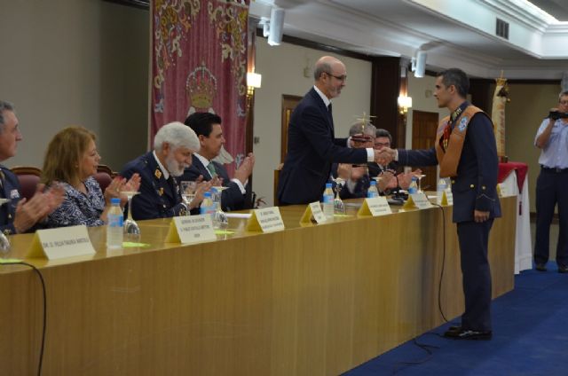 La primera promoción de alumnos de la AGA graduados en Ingeniería de Organización Industrial recoge sus becas - 2, Foto 2