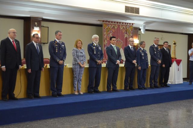 La primera promoción de alumnos de la AGA graduados en Ingeniería de Organización Industrial recoge sus becas - 3, Foto 3