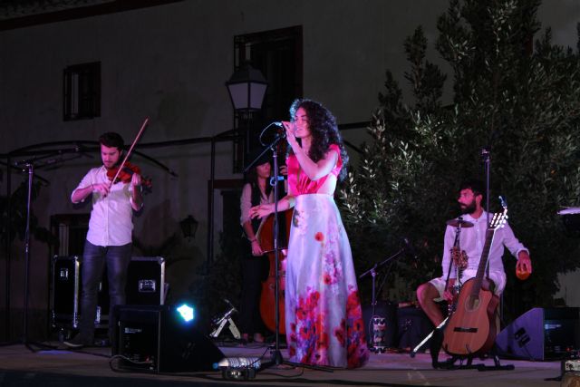 La cantautora lumbrerense Amarela presentó anoche su nuevo disco El viaje de la luz en Puerto Lumbreras - 1, Foto 1