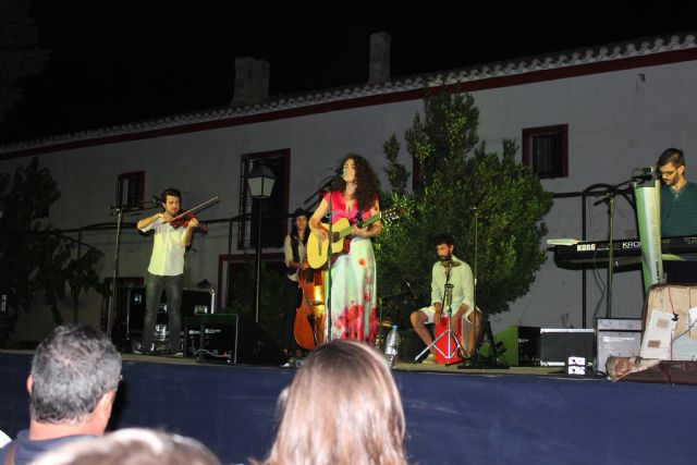 La cantautora lumbrerense Amarela presentó anoche su nuevo disco El viaje de la luz en Puerto Lumbreras - 2, Foto 2