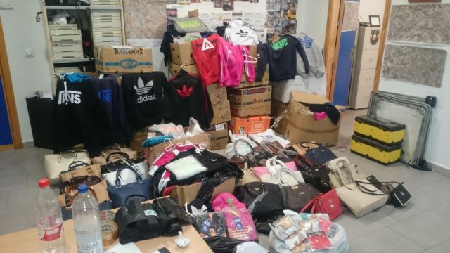 Seis detenidos en el Mercado Semanal de Purias al incautarles 800 artículos textiles presuntamente falsificados - 1, Foto 1