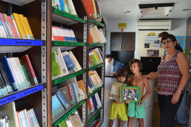 El Bibliobus acerca la lectura hasta la playa de Calabardina - 1, Foto 1