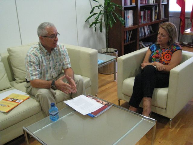 Reunión de la consejera de Educación y Universidades con el presidente de la Confederación de Asociaciónes de Padres de Alumnos - 1, Foto 1
