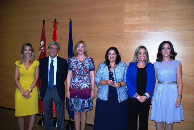 Violante Tomás preside la toma de posesión de los nuevos altos cargos de la Consejería de Familia e Igualdad de Oportunidades - 1, Foto 1