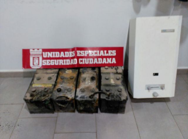 La Policía Local detiene una persona por un presunto delito de robo con fuerza al sustraer de un almacén cuatro baterías de dos camiones y un calentador - 1, Foto 1