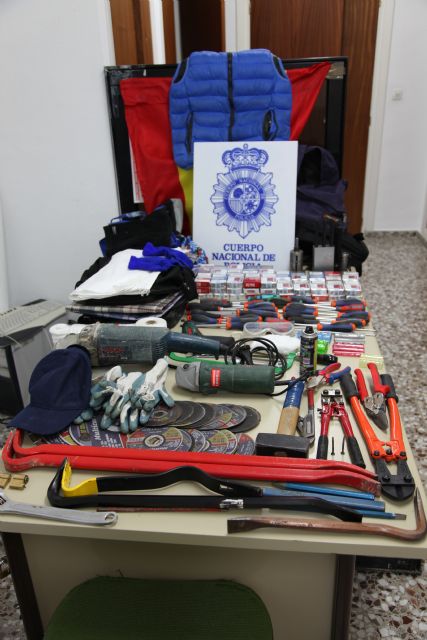 Detenidos por la Policía Nacional por realizar cinco robos con fuerza por el procedimiento del butrón - 1, Foto 1