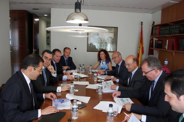 Reunión de los consejeros Andrés Carrillo y Juan Hernández con el economista jefe de España BBVA Research - 1, Foto 1