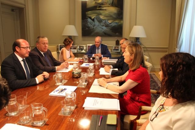 El presidente de la Comunidad y la ministra de Fomento comparten la necesidad de avanzar en las obras prioritarias para la Región - 2, Foto 2