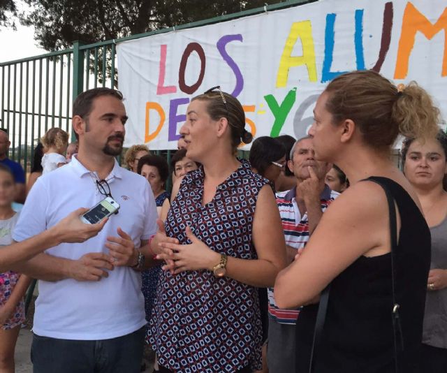 El PSOE exige la ampliación del colegio La Campana que acabe con las condiciones tercermundistas en las que reciben clases sus alumnos - 3, Foto 3